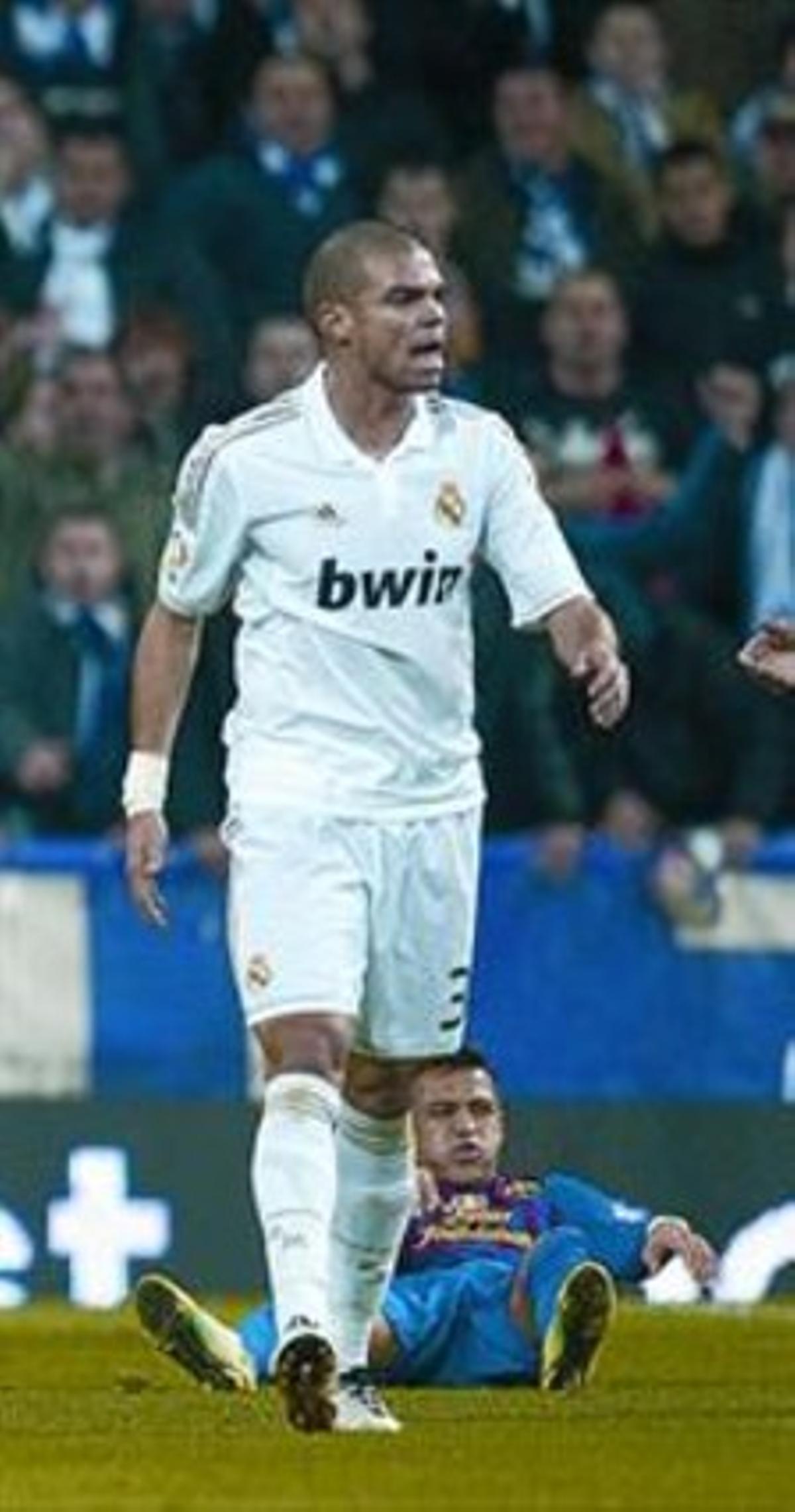 Pepe protesta a l’àrbitre després de fer caure Alexis, darrere. Pepe protesta a l’àrbitre després de fer caure Alexis, darrere.