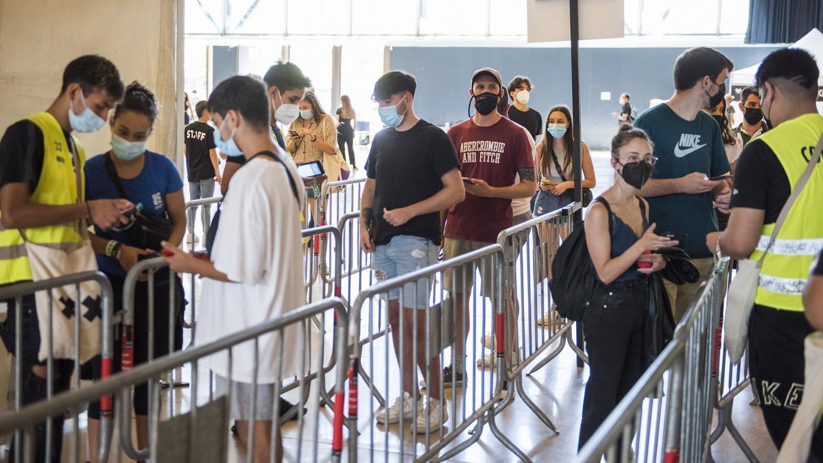 Público en los accesos del Festival Cruïlla para hacerse la prueba de antígenos.