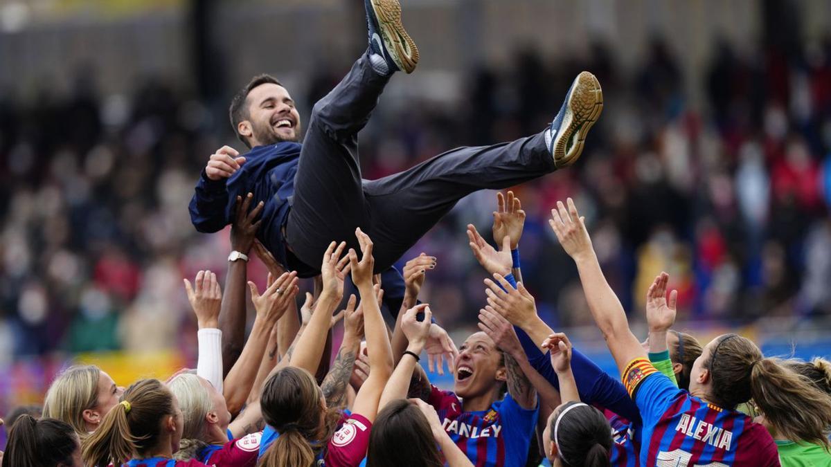 El vigués Jonatan Giráldez es manteado por sus jugadoras tras ganar ayer la Liga. |  // ENRIC FONTCUBERTA