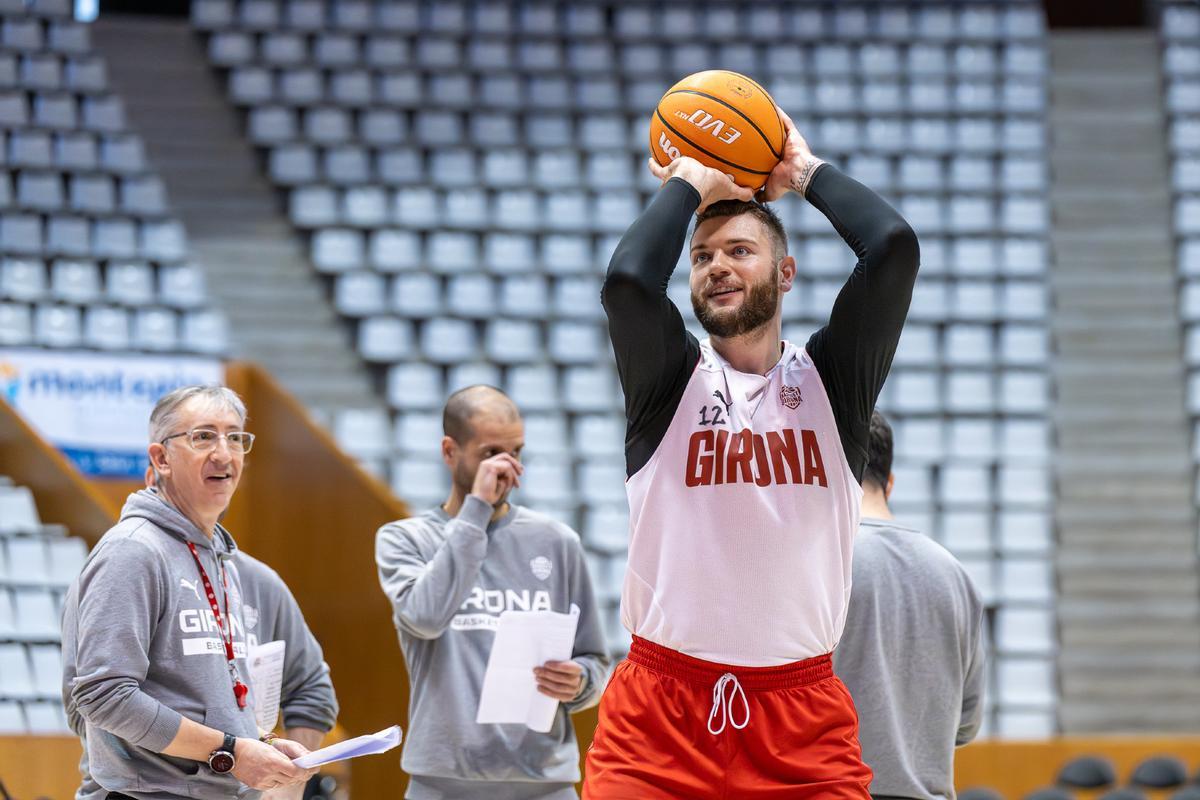 Moncho, al fons, amb Geben en un entrenament en primer pla