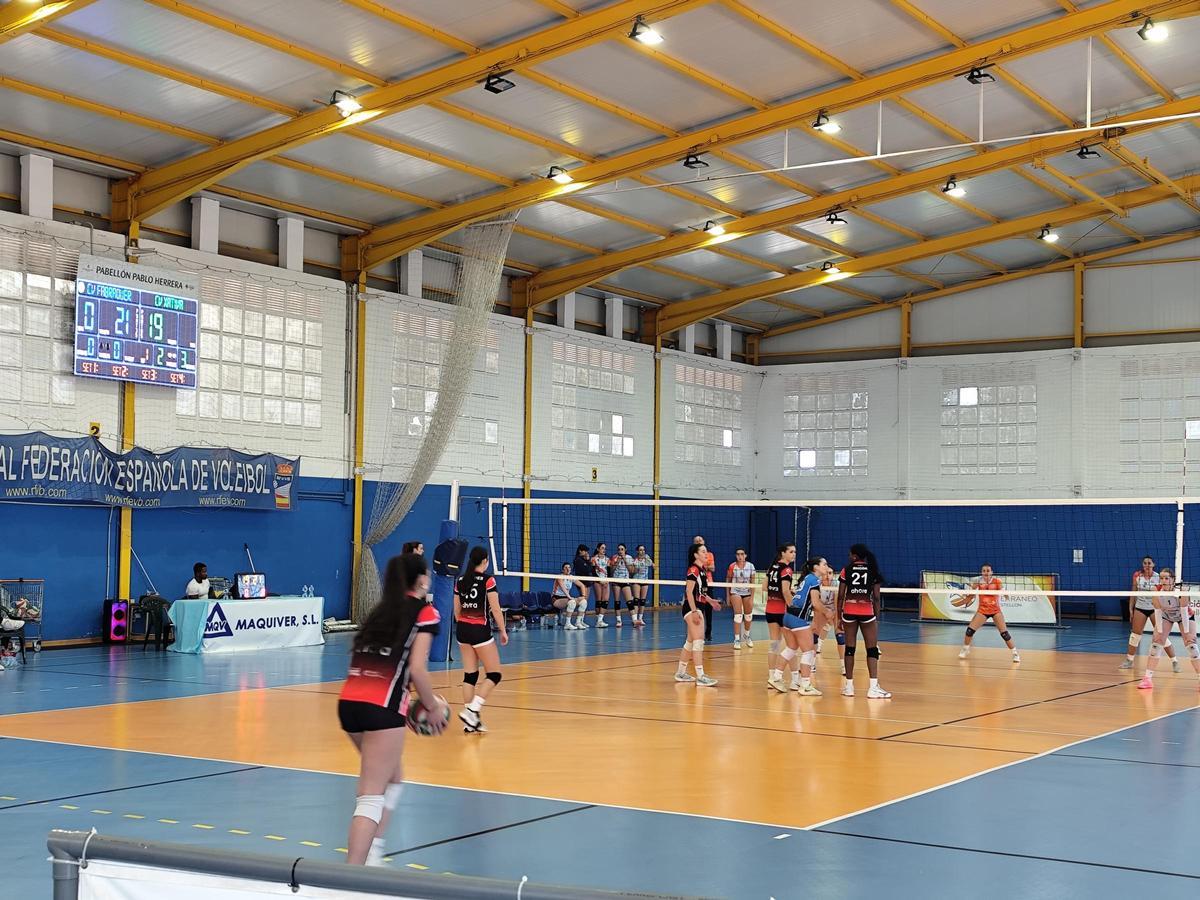 Las chicas del Xàtiva Voleibol senior femenino en un partido.
