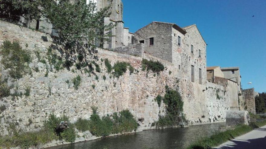 El camí del Rec del Molí transcorre a tocar la muralla i el rec de Castelló d&#039;Empúries.