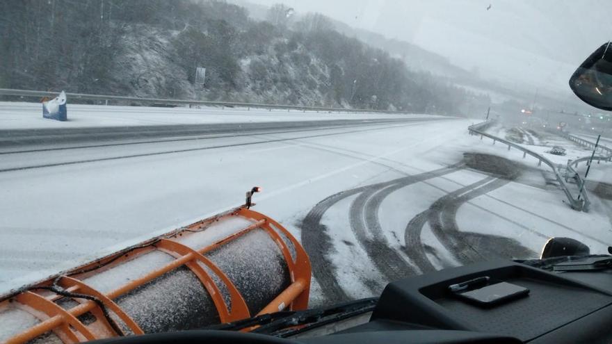 La nieve llega de pleno a Sanabria y provoca retrasos en el tren a Madrid