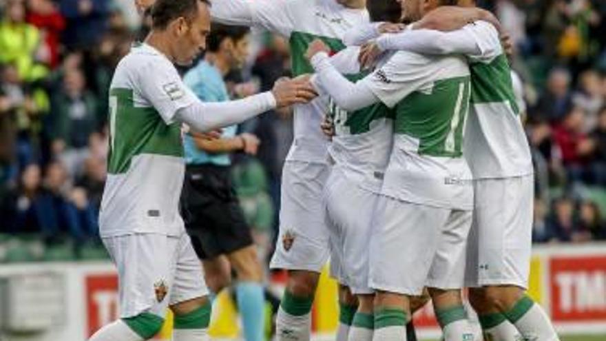 Los jugadores del Elche celebran el gol de Collantes ante el Cornellà.