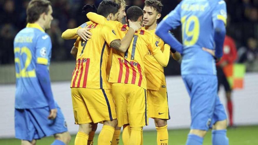 Los jugadores azulgranas celebran uno de sus goles de ayer.