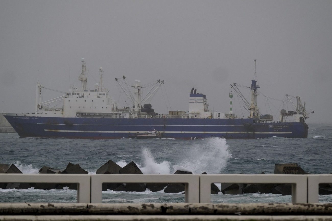 El fuerte viento golpea a una Canarias con calima