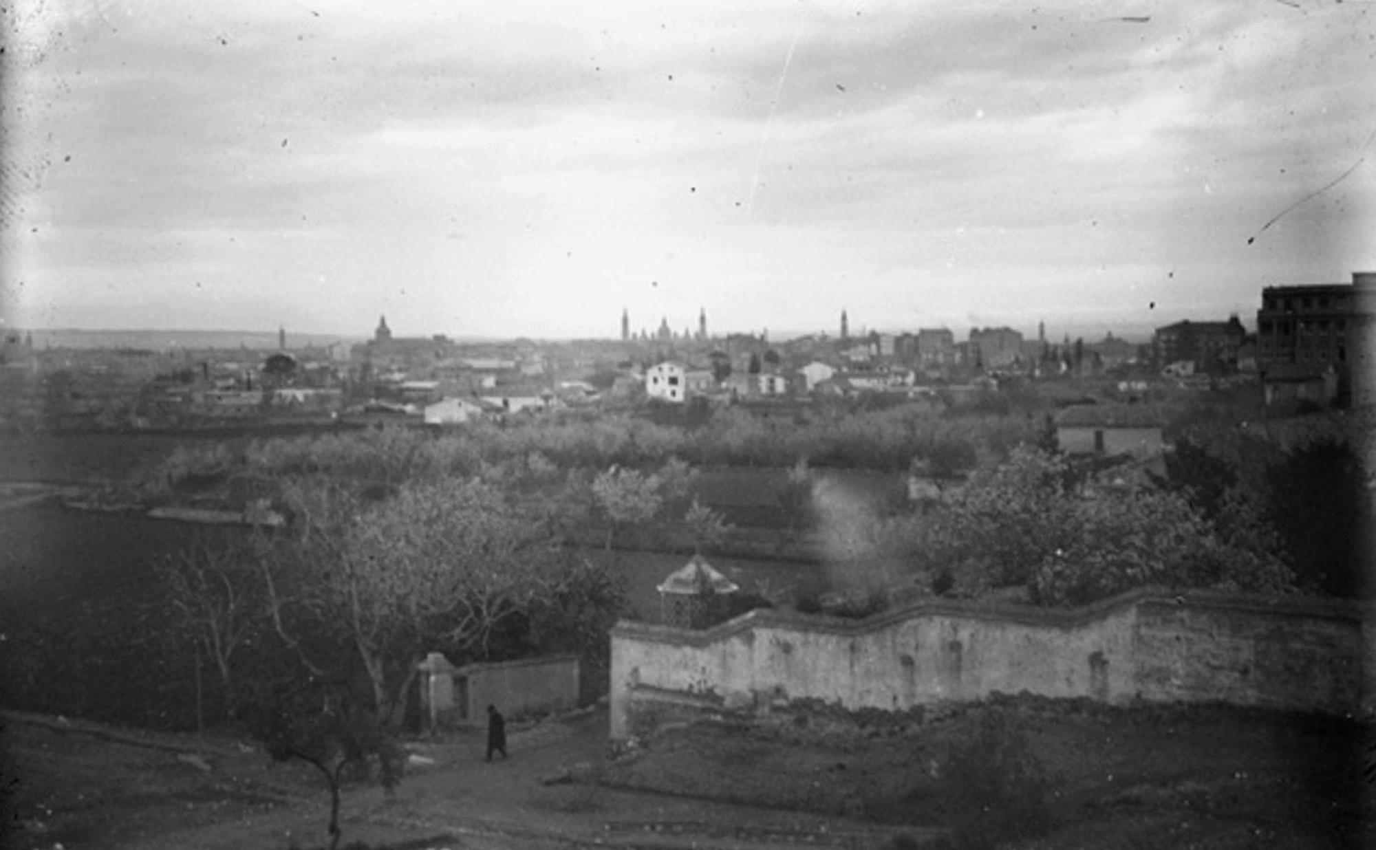 Vista de Zaragoza desde el Cabezo de Buenavista, 1924. Archivo Ayuntamiento de Zaragoza..jpg