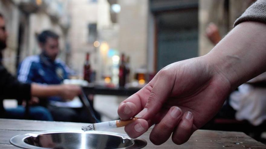 Gent fumant a la terrassa d&#039;un bar