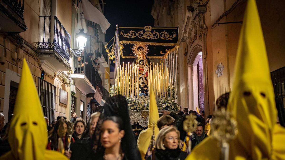 La Virgen de los Dolores procesiona por la calle San Juan este lunes santo.