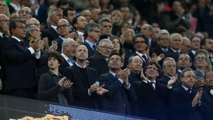 Imagen del palco del estadio del Camp Nou durante la proyección de un video en homenaje a Cruyff en el que asistió su hijo Jordi y muchos expresidentes del Barça.