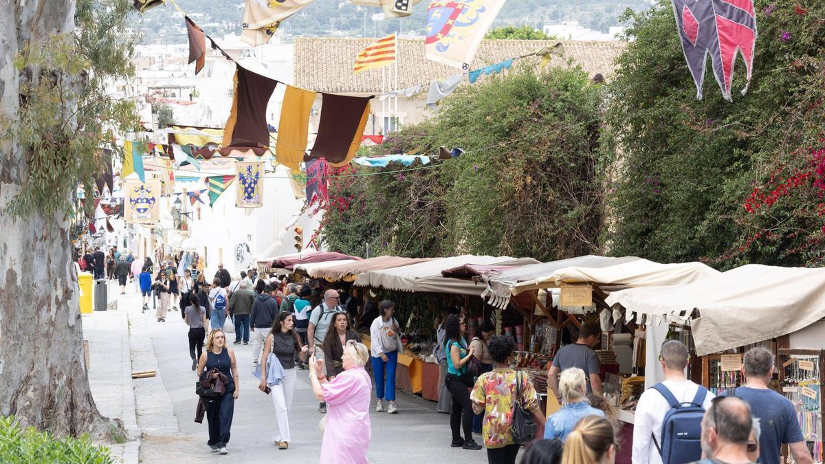 Personas paseando por el mercado medieval en su nueva edición