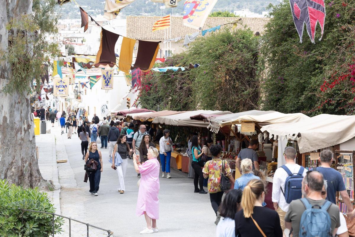 Personas paseando por el mercado medieval en su nueva edición
