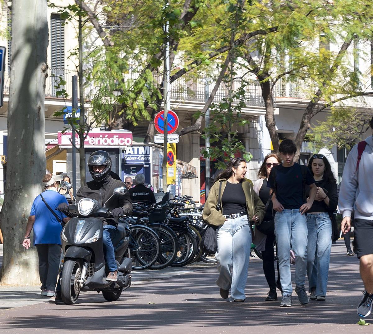 Els motoristes envaeixen la zona per als vianants dels jardinets de Gràcia