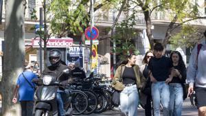 Els motoristes envaeixen la zona per als vianants dels jardinets de Gràcia