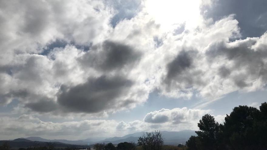 Nubes altas en las comarcas del interior de la provincia de Alicante.