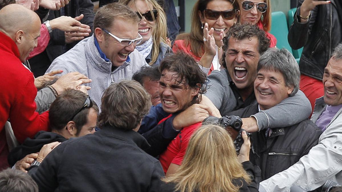 Rafael Nadal celebra su victoria abrazado a su padre.