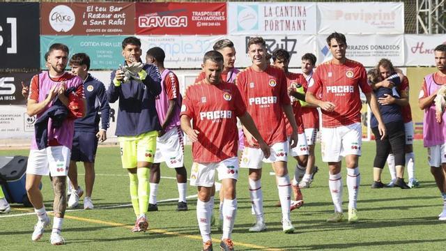 Algunos jugadores de la SD Ibiza tras ganar uno de sus encuentros en el Municipal de Sant Rafel.|  | J.A. RIERA