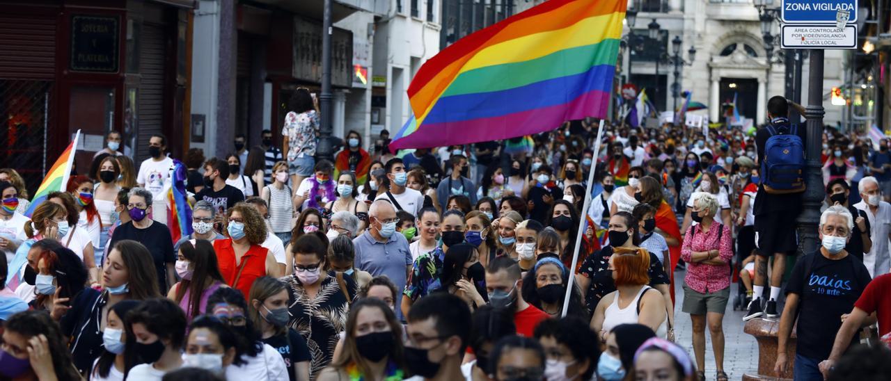 Manifestación, el año pasado, el día del Orgullo LGTBI a su paso por la calle Alfonso de Zaragoza.