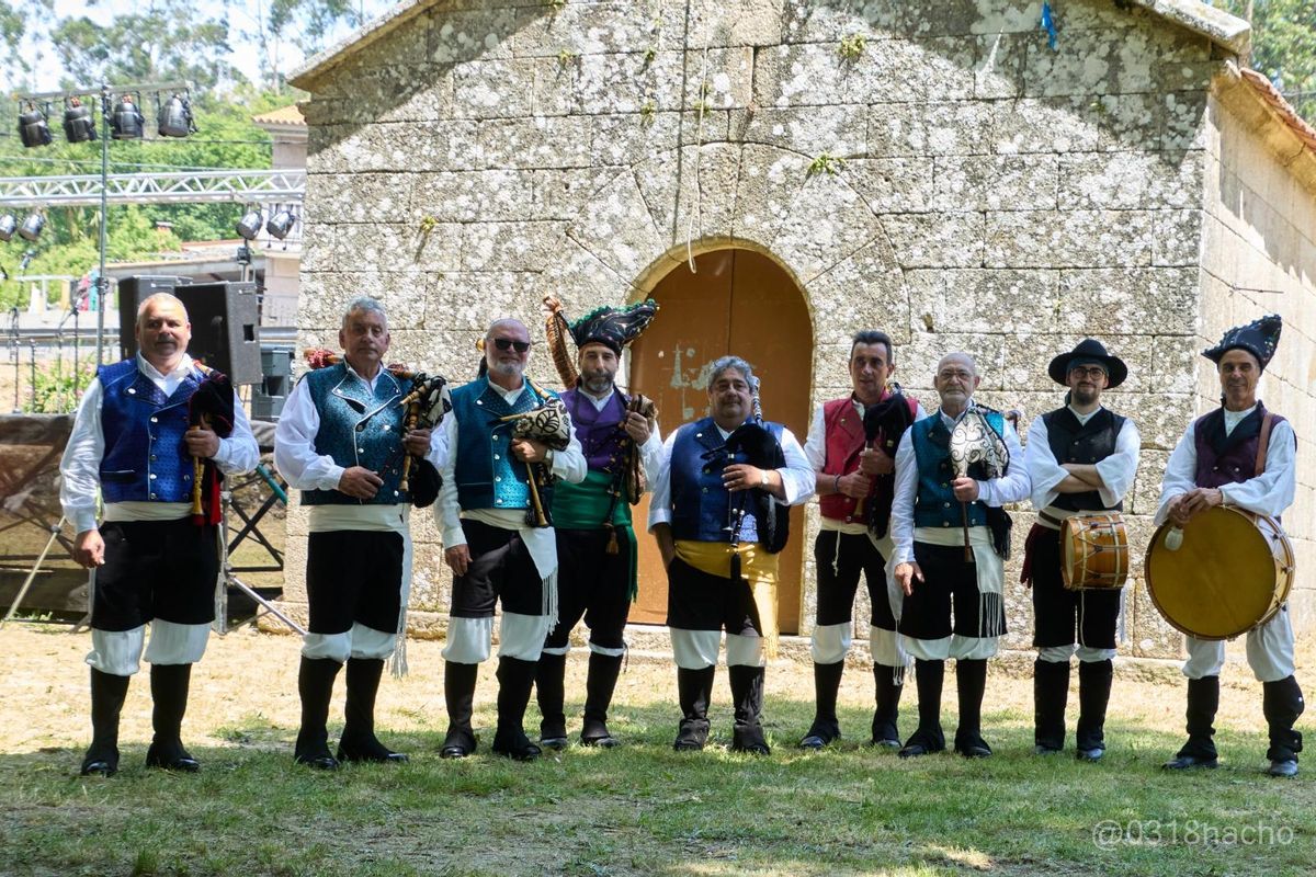 La formación actual del grupo de gaitas de Novos Ventos de Beluso, delante de la capilla de Sanamedio.