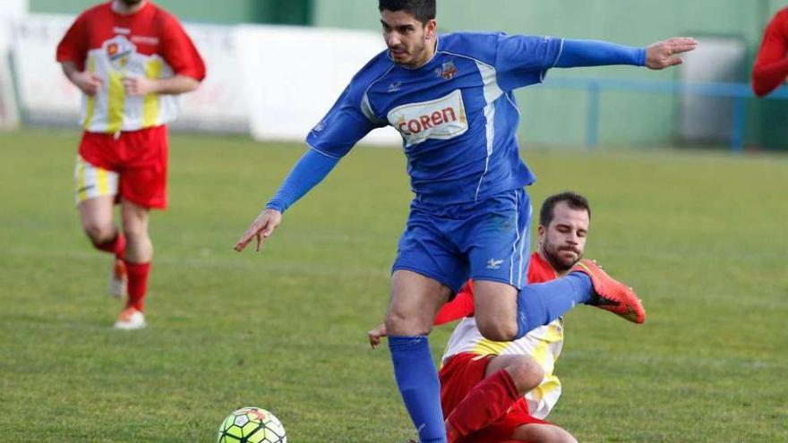 Un jugador del Porriño supera la entrada de un rival durante un partido de esta temporada. // Ricardo Grobas