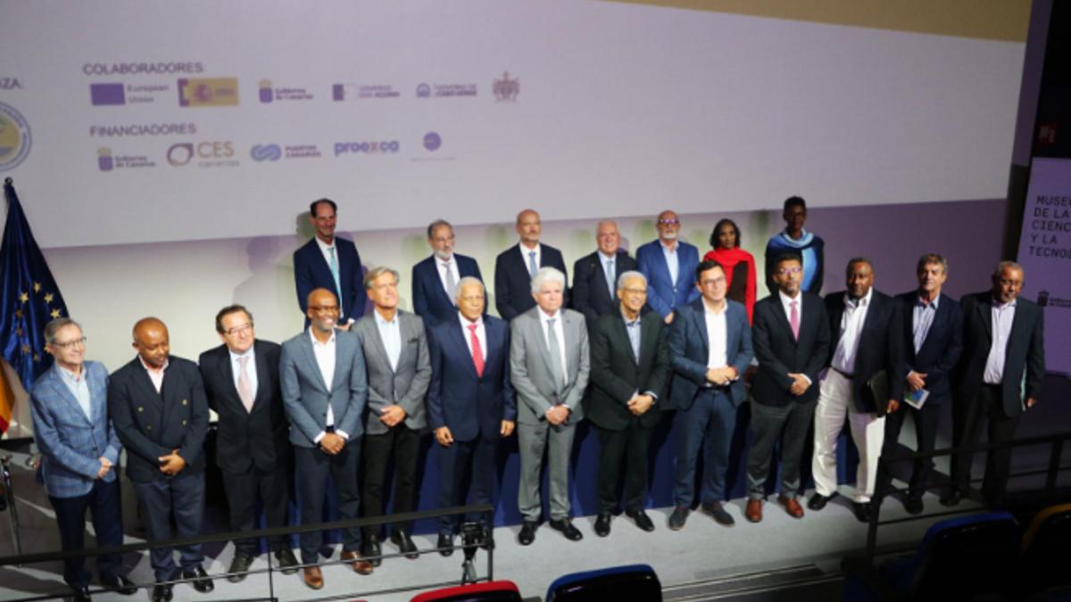 Ponentes y organizadores posan tras la clausura de las jornadas.