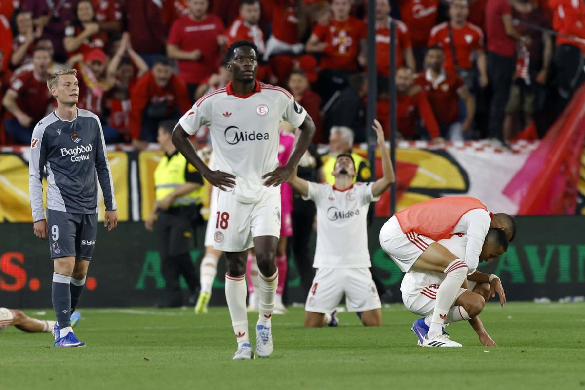 SEVILLA, 04/05/2026.- Los jugadores del Sevilla celebran su victoria a la finalización del partido de la jornada 34 de LaLiga EA Sports que el Sevilla FC y la Real Sociedad han disputado este lunes en el estadio Ramón Sánchez-Pizjuán de la capital andaluza. EFE/ Julio Muñoz
