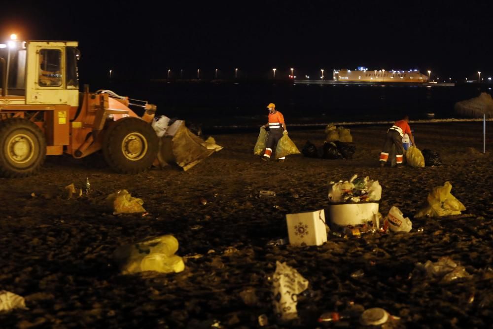 Recogida de residuos en la noche de San Juan en València