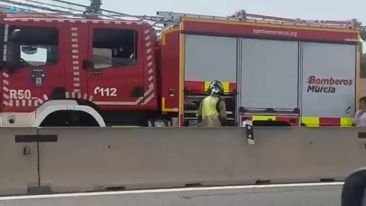 El choque entre dos coches deja retenciones en la MU-33 a la altura de Ronda Norte