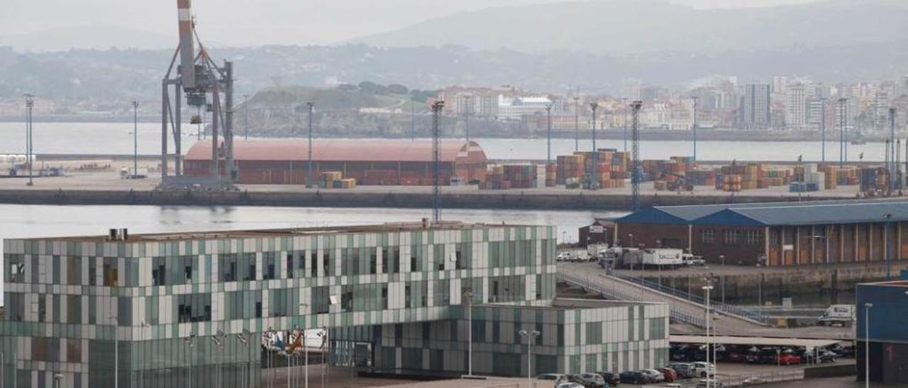 Instalaciones del puerto gijonés de El Musel.