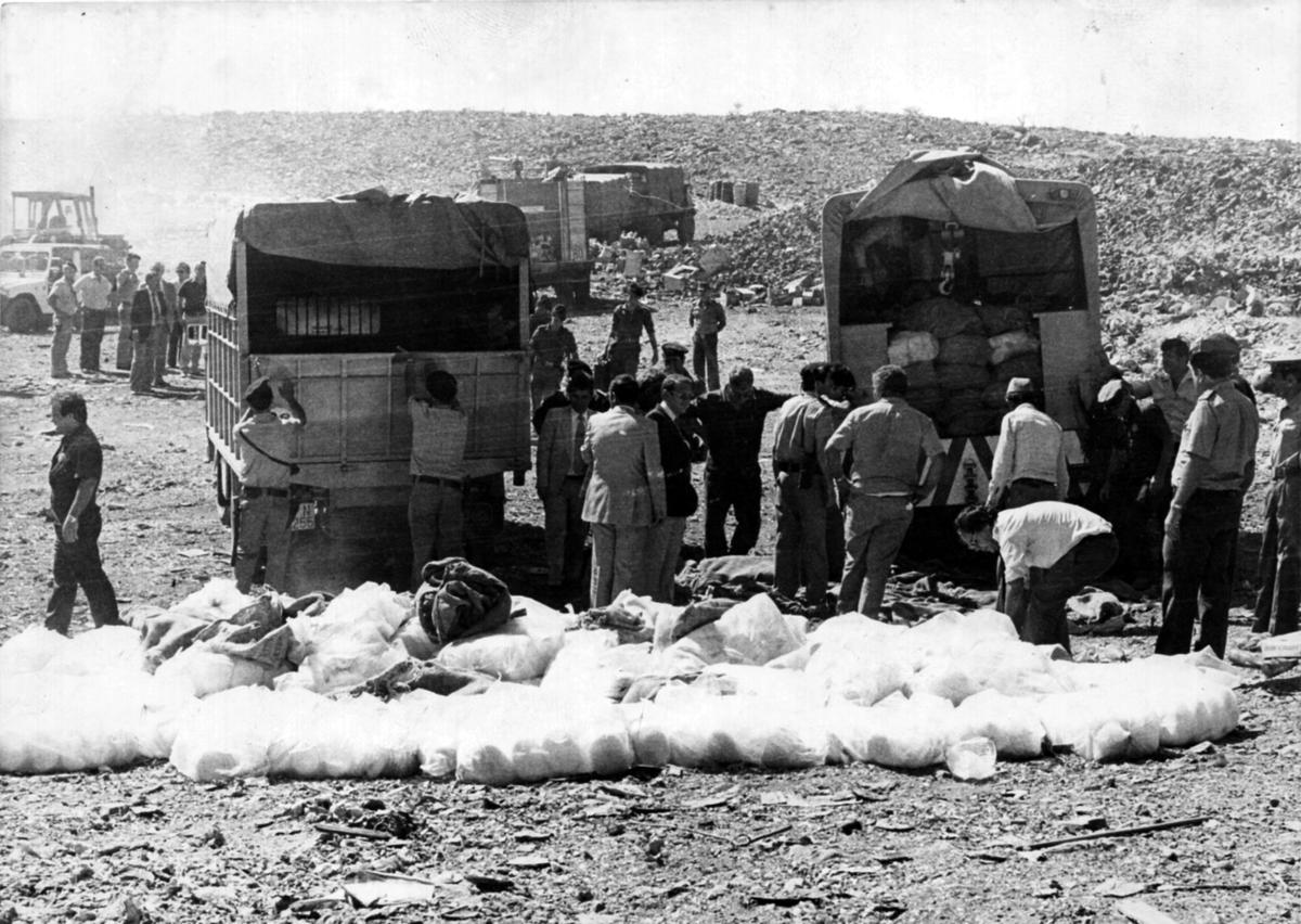 Agentes policiales descargan de varios camiones los fardos de hachís incautados en el yate 'Algoma' en 1979