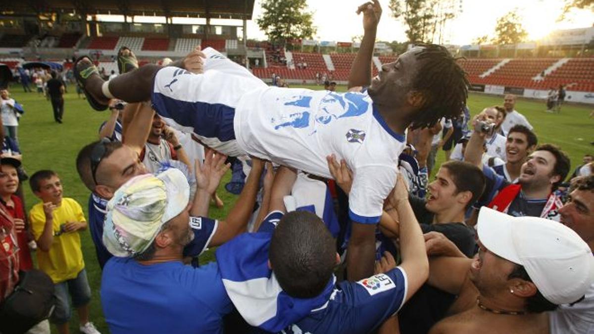 Kome, alzado por los aficionados del Tenerife tras ganar un partido.