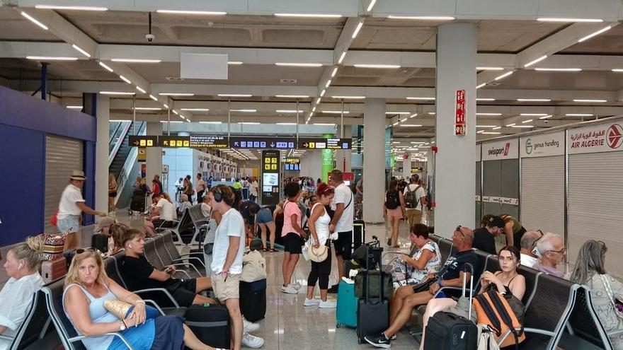 Pasajeros en el aeropuerto de Palma.