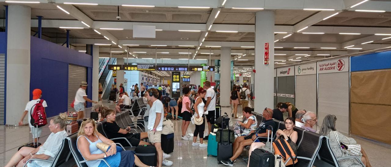 Pasajeros en el aeropuerto de Palma.