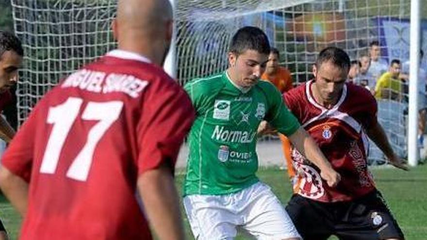 Salva presiona a un jugador del Colloto en una de sus últimas apariciones en el equipo.