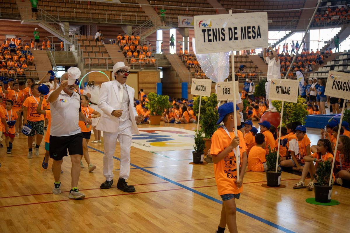 Desfile de los alumnos de las diferentes disciplinas deportivas en el pabellón de La Granadilla.