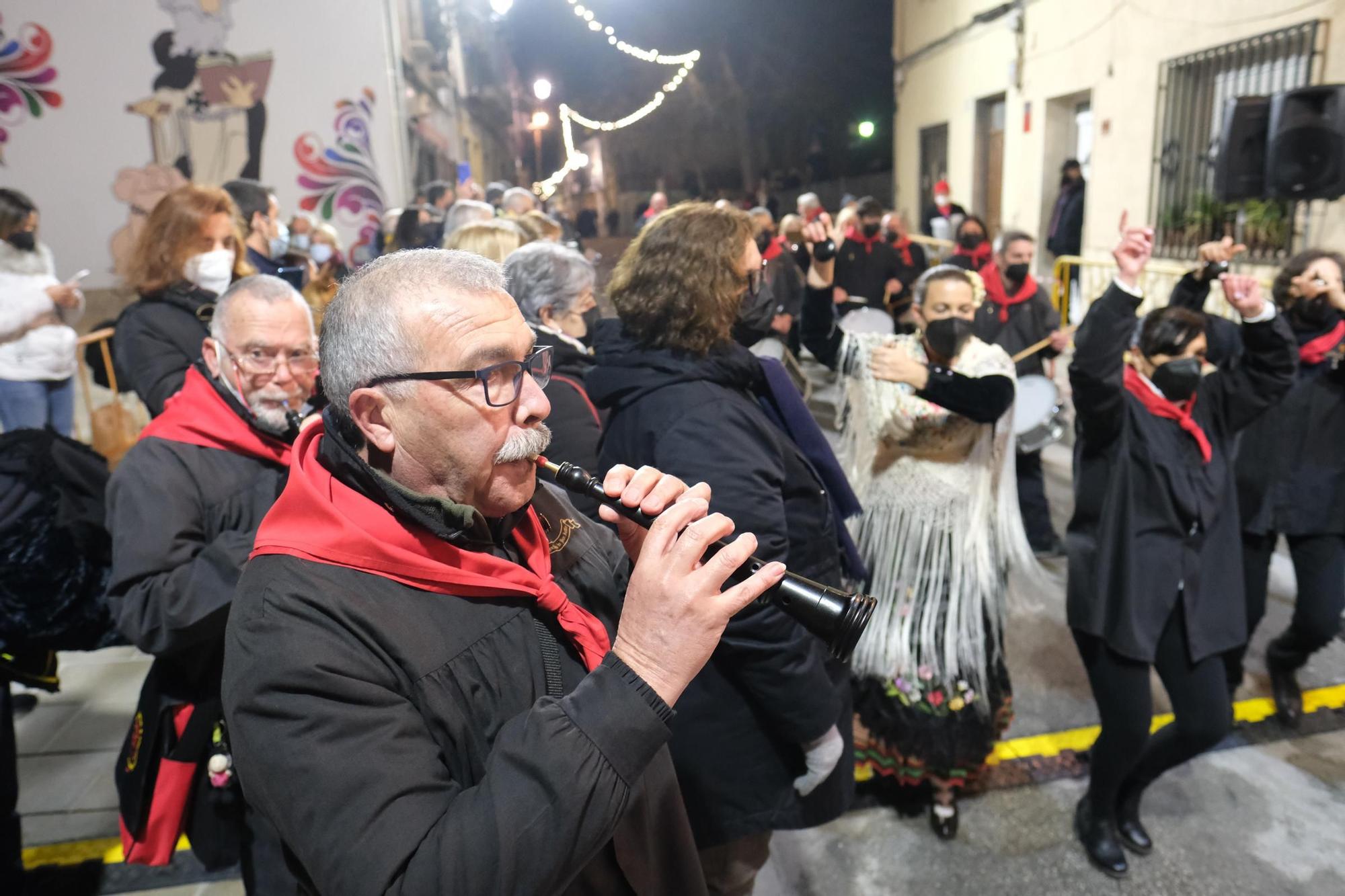 Los eldenses festejan a San Antón, patrón de los Moros y Cristianos, con las típicas vueltas a la hoguera, la bendición de animales, las tradicionales danzas y el reparto del pan