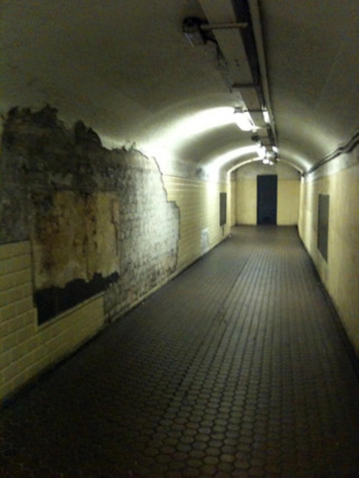 Mal estat de la Barcelona oculta.Sota els carrers d’aquesta Barcelona plena de visitants de tot arreu hi ha una altra ciutat que no surt a les guies turístiques i, potser per això, se’n descuida el manteniment. Un exemple és el de la foto, feta al passadís subterrani d’accés a l’andana 2 de l’estació de Renfe del passeig de Gràcia-Aragó. Tenim obres per tot arreu, però és urgent la rehabilitació d’instal·lacions i infraestructures que diàriament fan servir milers de persones.