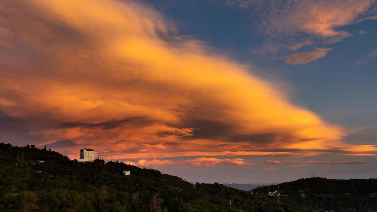 Viernes 22 de diciembre con viento desde el Observatori Fabra de Barcelona. Estas nubes son testigo de este tipo de meteorología