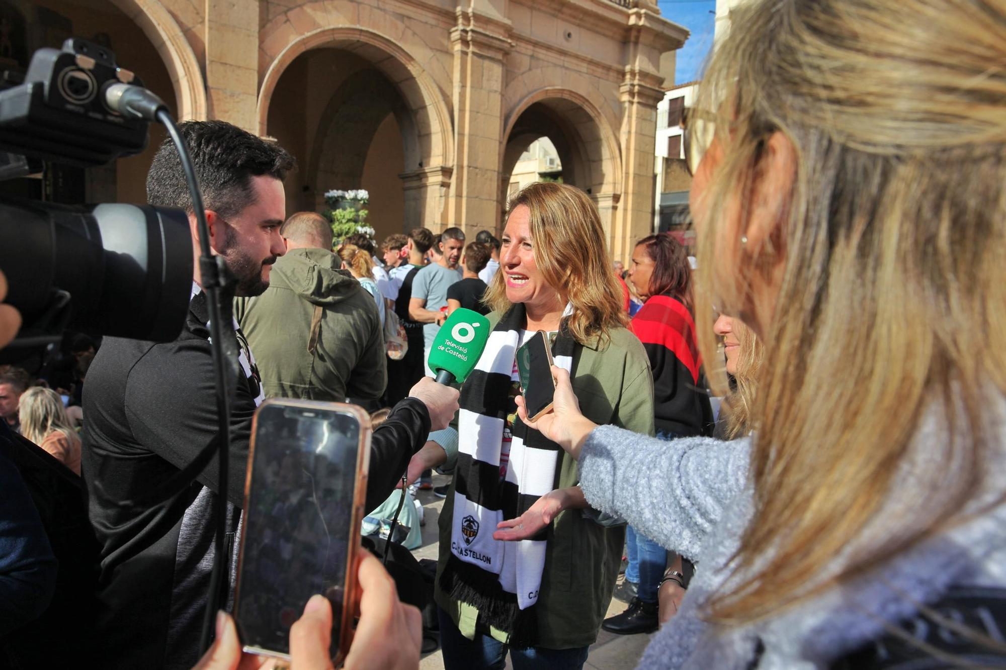 La plaza Mayor de Castelló se tiñe de albinegrismo en un día para el recuerdo