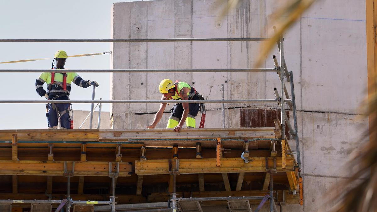 Obreros trabajando en las construcción en València.
