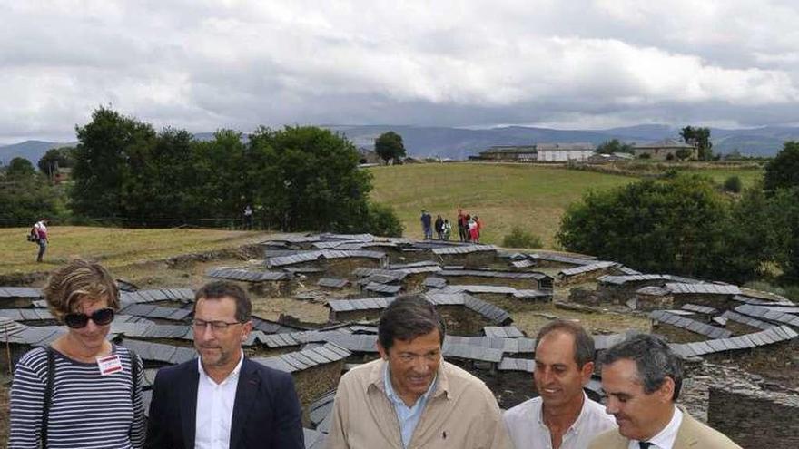 La guía María García, Genaro Alonso, Javier Fernández, Eustaquio Revilla y el viceconsejero de Cultura y Deporte, Vicente Domínguez.