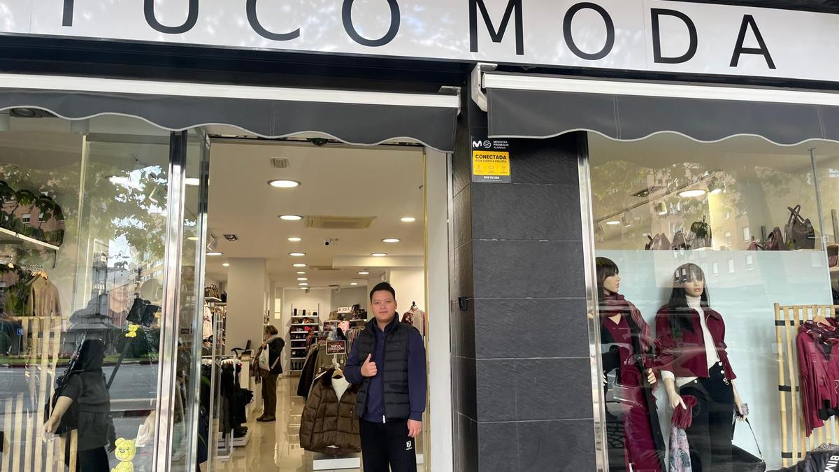 Andy, en la puerta del local en plaza de América.
