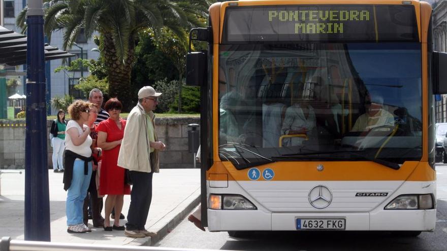 Viajeros subiendo al autobús entre Marín y Pontevedra