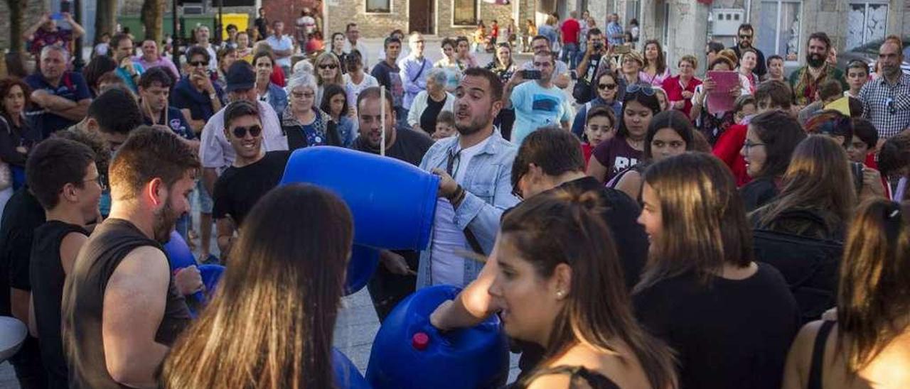 El espectáculo final de anteayer comenzó con una manifestación desde la Praza do Concello. // Bernabé/Ana Agra