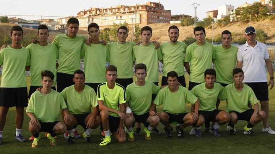 Algunos jugadores de la plantilla y a prueba posan junto a uno de los preparadores.