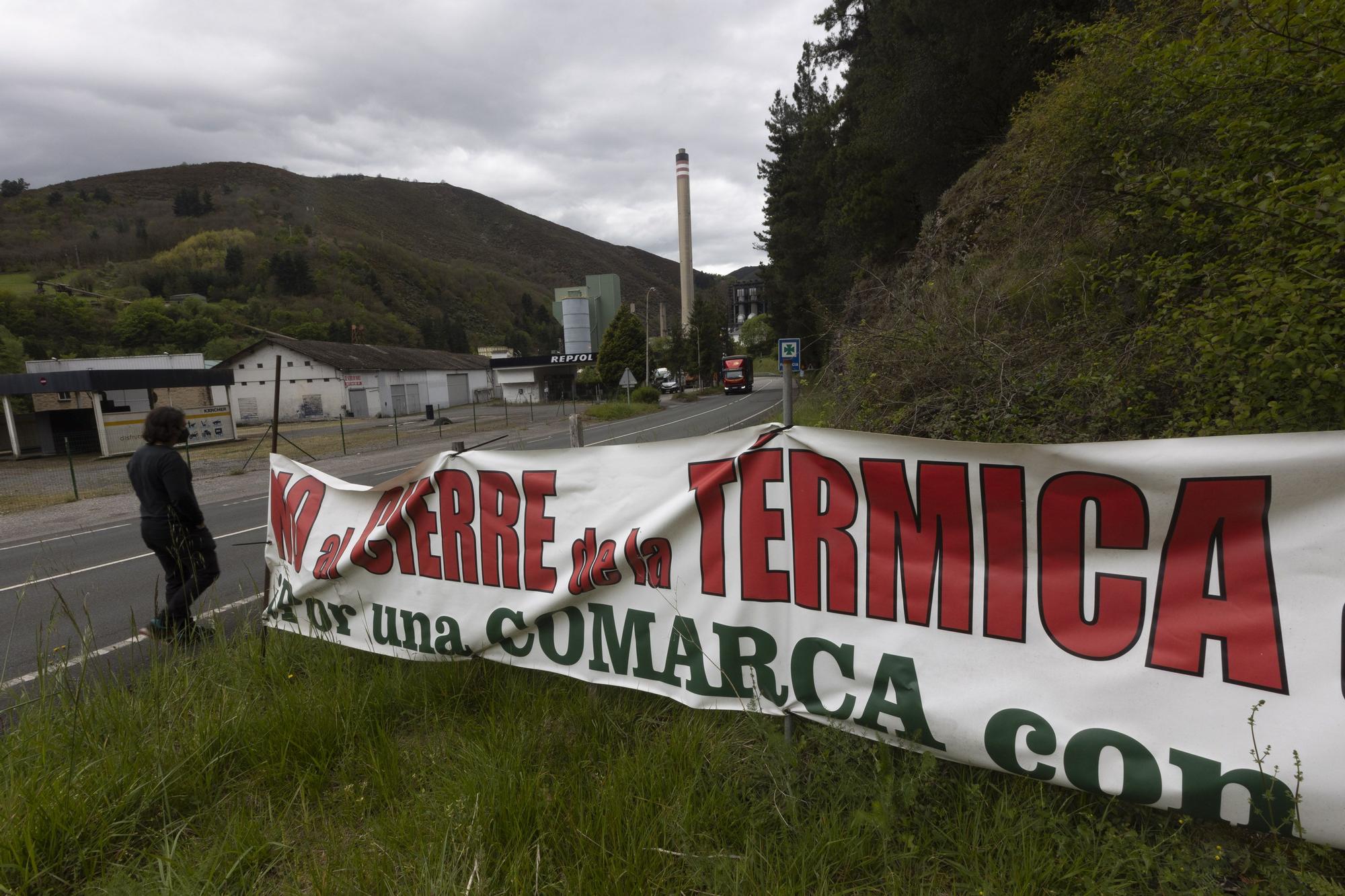 Un cartel contra el cierre de la térmica en Soto de la Barca. | Miki López