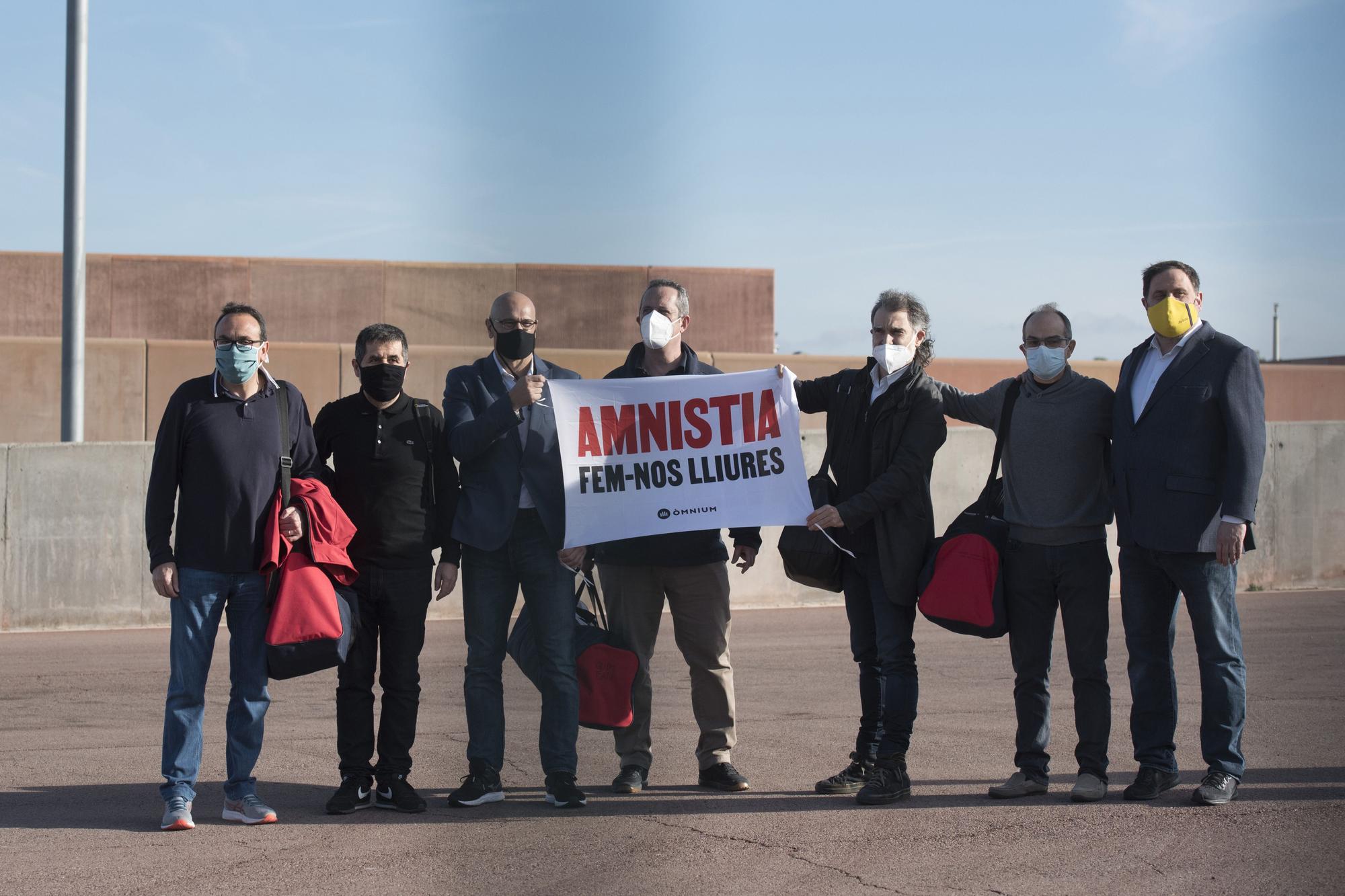 Los presos del 'procés' Josep Rull, Jordi Sànchez, Raül Romeva, Joaquim Forn, Jordi Cuixart, Jordi Turull y Oriol Junqueras, salen de la cárcel de Lledoners (Barcelona), el pasado 29 de enero de 2021.