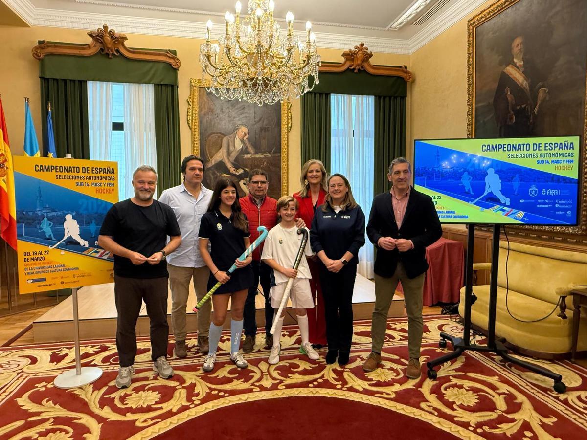 Asistentes a la presentación del Campeonato de España sub-14 por autonomías de hockey.
