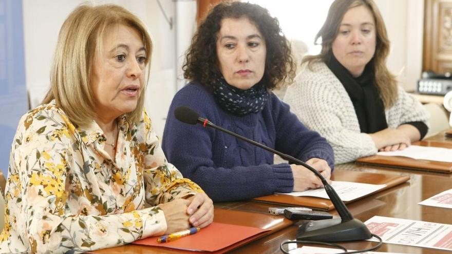 Pilar de la Higuera, María José González e Isabel Piñel durante la presentación.