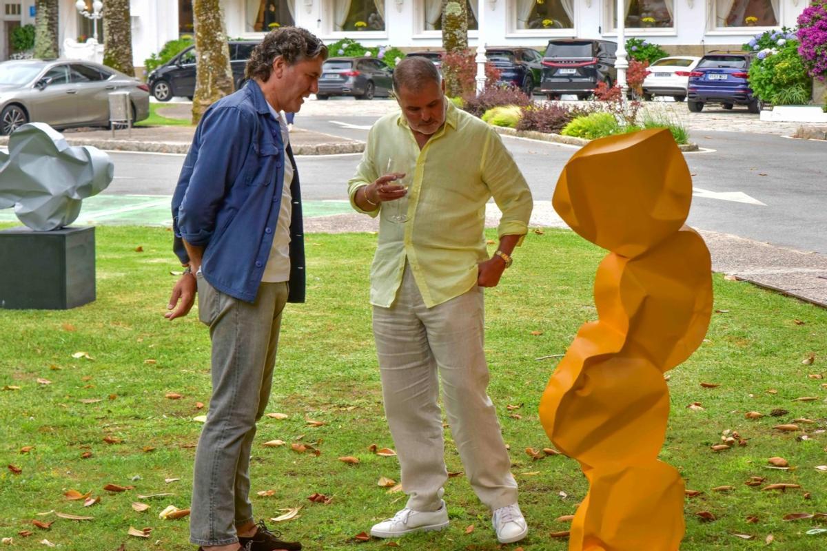 La inauguración de «Doble paisaje», una exposición del artista Efraim Ortega que puede verse en los jardines del Eurostars Gran Hotel La Toja.